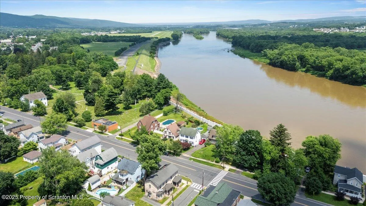 84 River Street, Forty Fort, Pennsylvania 18704, 3 Bedrooms Bedrooms, 8 Rooms Rooms,2 BathroomsBathrooms,Residential,For Sale,River,SC253145
