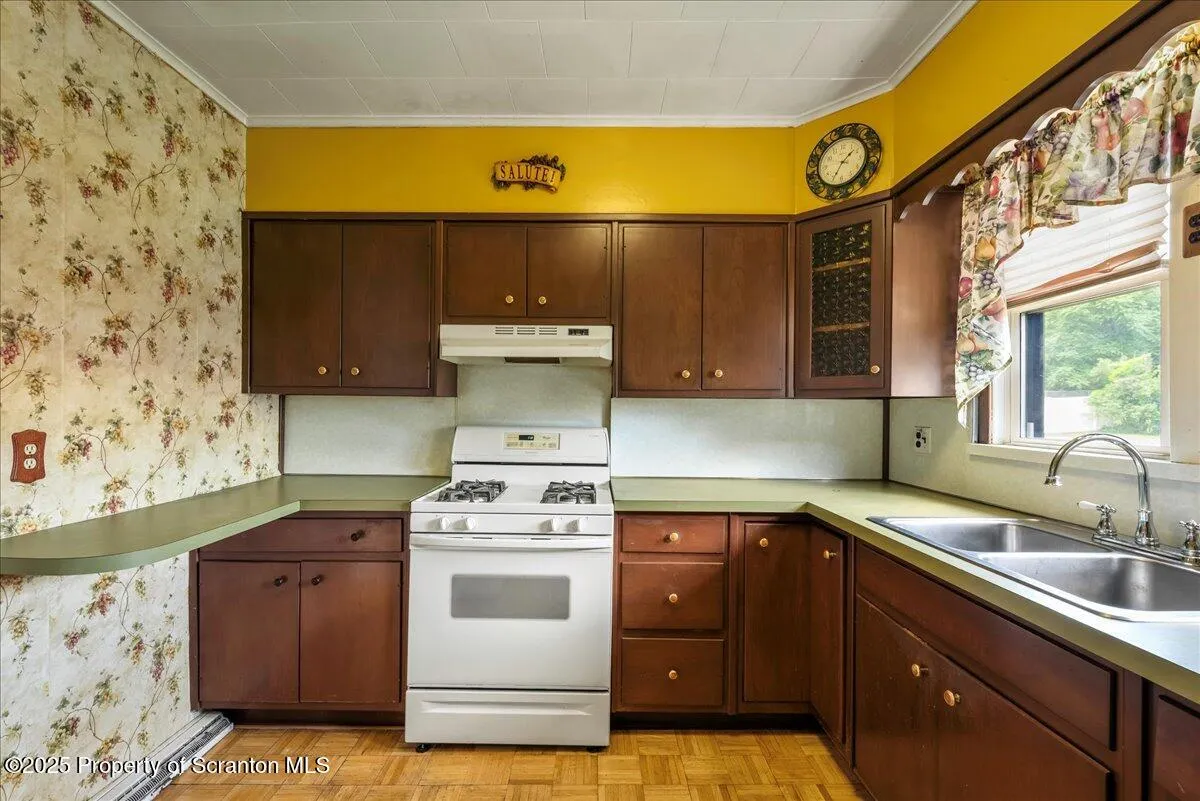 84 River Street, Forty Fort, Pennsylvania 18704, 3 Bedrooms Bedrooms, 8 Rooms Rooms,2 BathroomsBathrooms,Residential,For Sale,River,SC253145