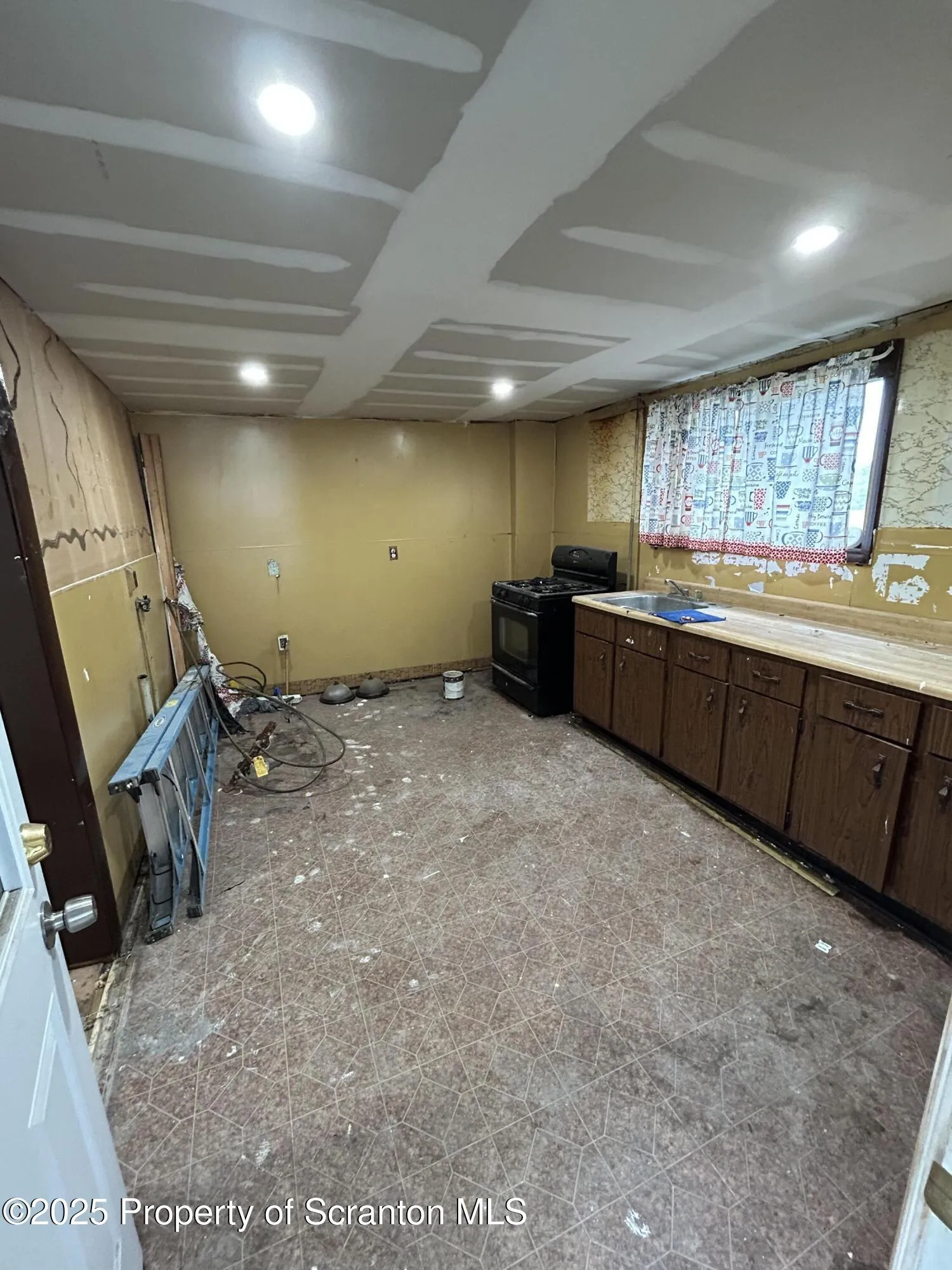 37-39 Hickory Street, Wilkes-barre, Pennsylvania 18702, 5 Bedrooms Bedrooms, ,2 BathroomsBathrooms,Residential Income,For Sale,Hickory,SC253147