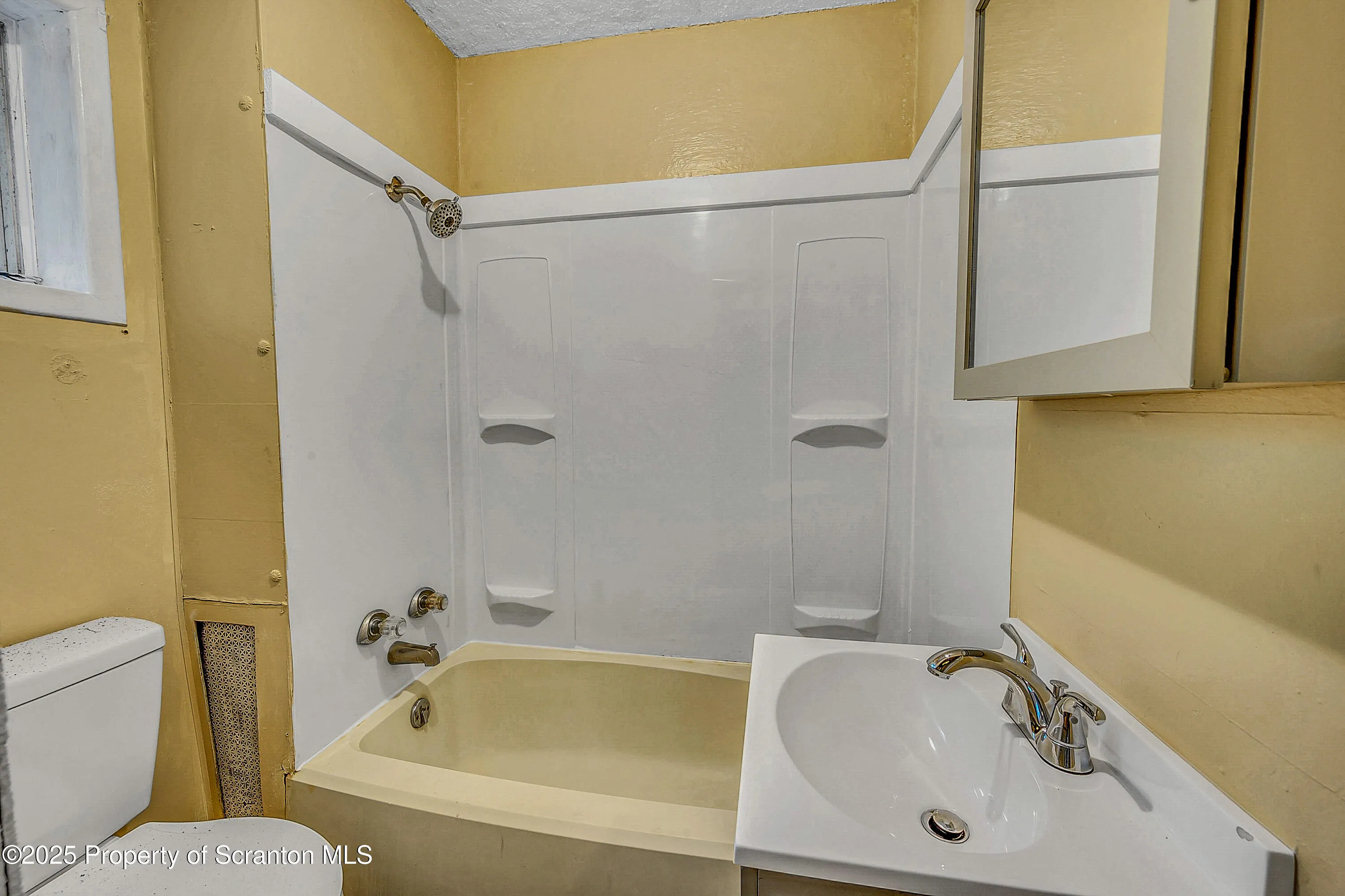 1815 Cedar Avenue, Scranton, Pennsylvania 18505, 3 Bedrooms Bedrooms, 6 Rooms Rooms,1 BathroomBathrooms,Residential Lease,For Rent,Cedar,SC253229