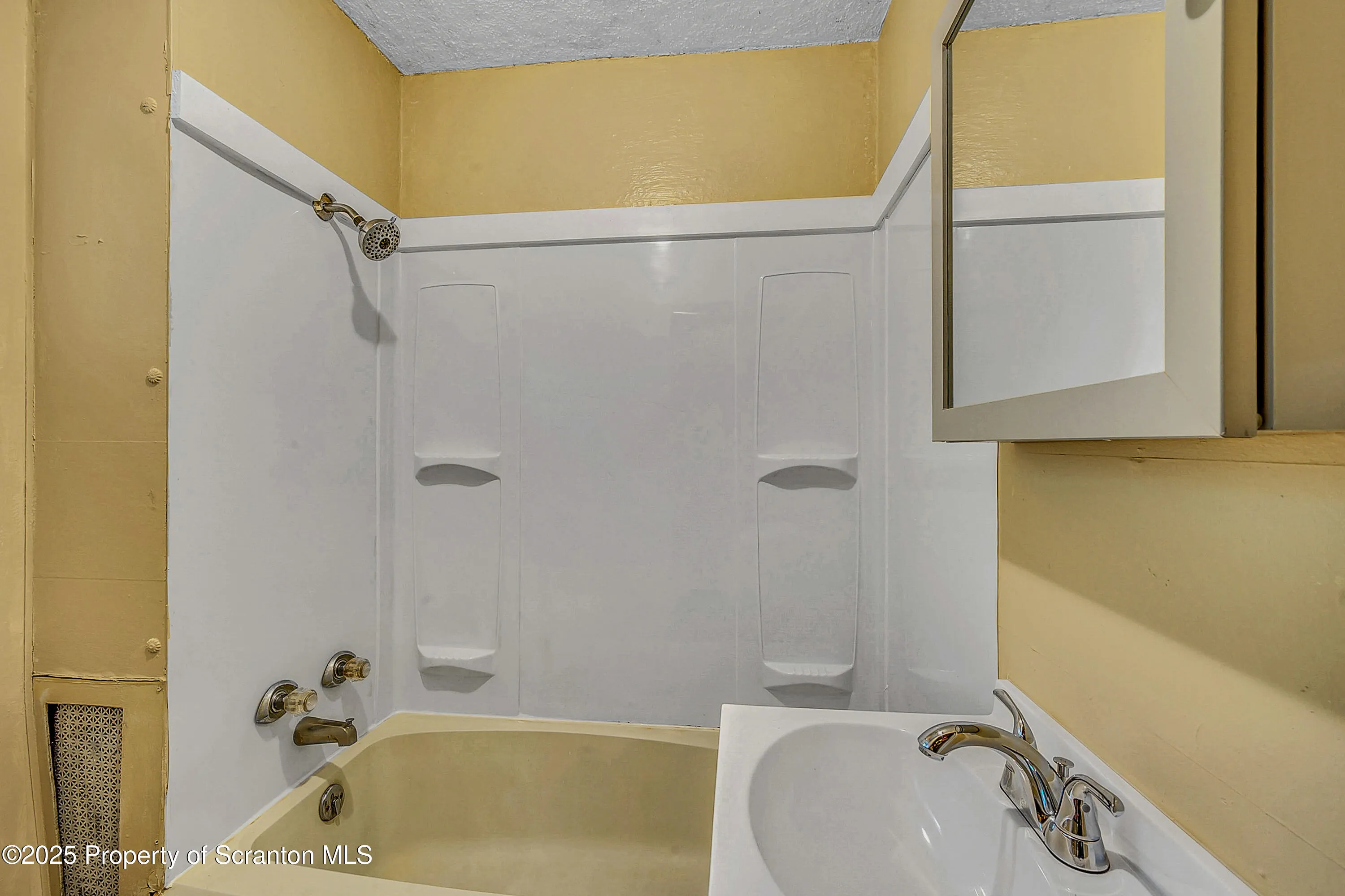 1815 Cedar Avenue, Scranton, Pennsylvania 18505, 3 Bedrooms Bedrooms, 6 Rooms Rooms,1 BathroomBathrooms,Residential Lease,For Rent,Cedar,SC253229