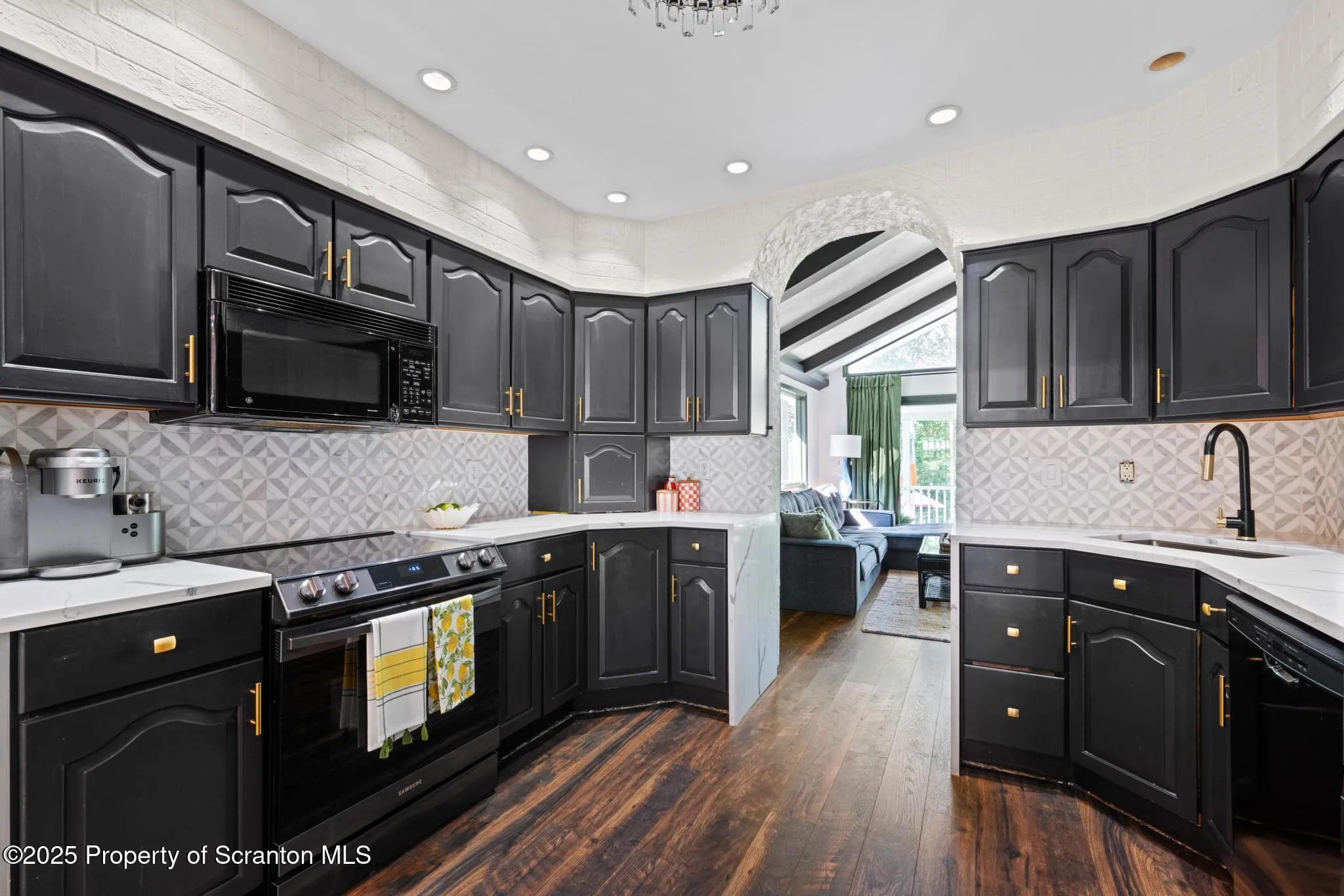 805 E Mountain Road, Scranton, Pennsylvania 18505, 3 Bedrooms Bedrooms, 6 Rooms Rooms,2 BathroomsBathrooms,Residential,For Sale,Mountain,SC253270