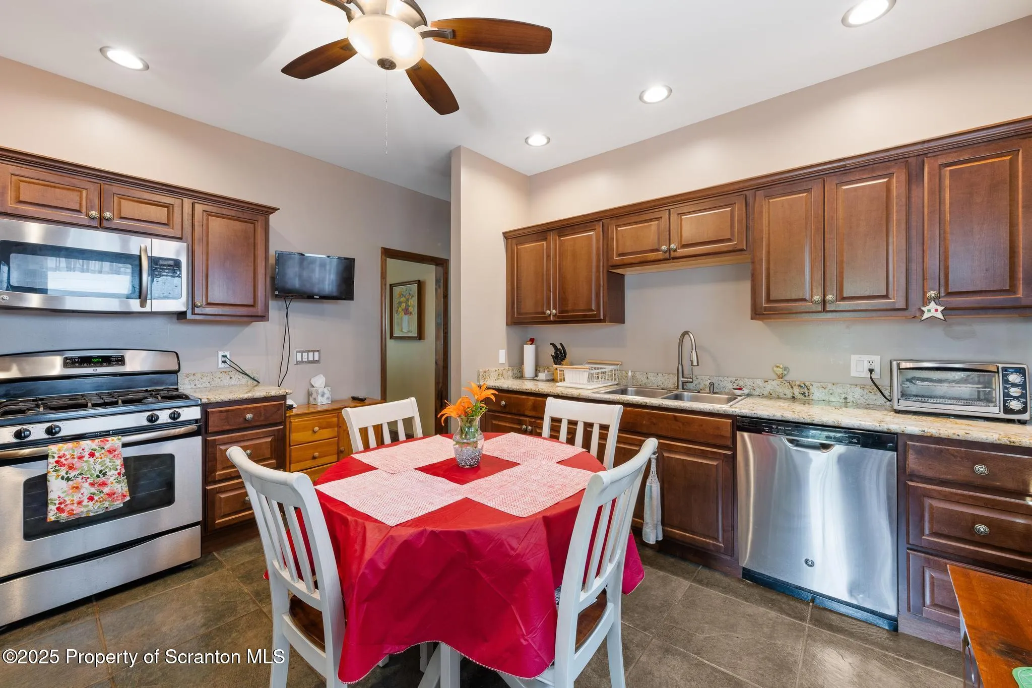 187 Washington Street, Carbondale, Pennsylvania 18407, 4 Bedrooms Bedrooms, 8 Rooms Rooms,2 BathroomsBathrooms,Residential,For Sale,Washington,SC253264