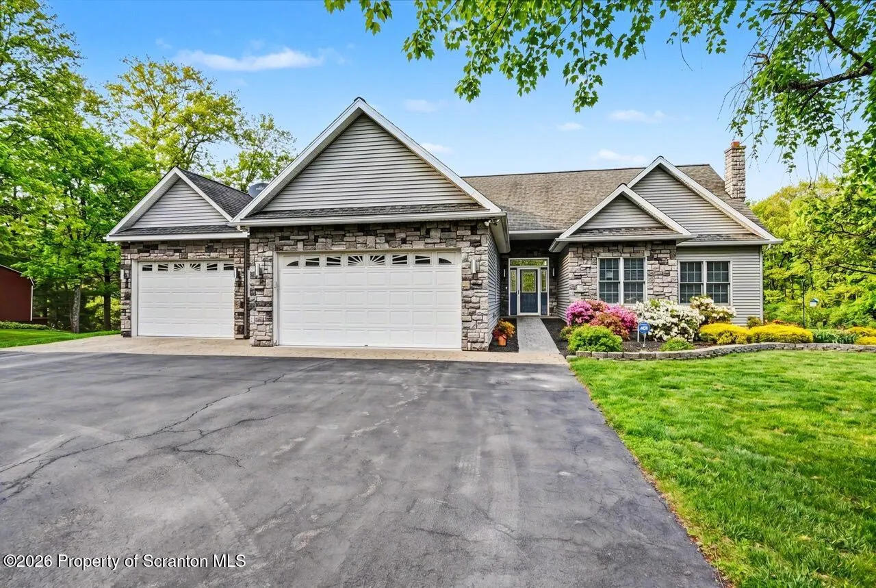 Residential For Sale 33 Parry Road, Moscow, Pennsylvania 18444