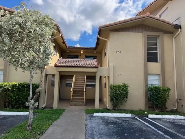 FRONT VIEW PRIVATE ENTRANCE -NO WALKBYS ON THE BALCONY