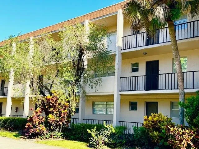 Welcome to Plantation Pines in the center of Platation.