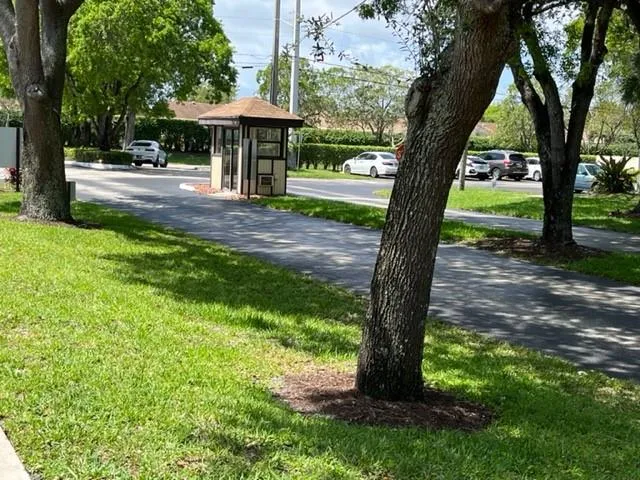 Convenient entrance to Complex