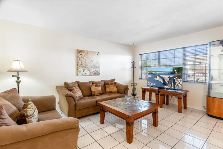SPACIOUS LIVING AREA WITH COMFORTABLE SEATING