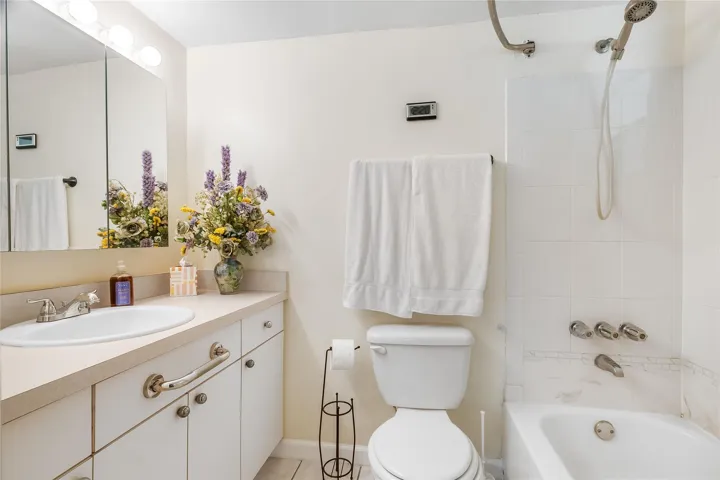 MASTER ENSUITE BATHROOM
WITH COMBO-TUB SHOWER