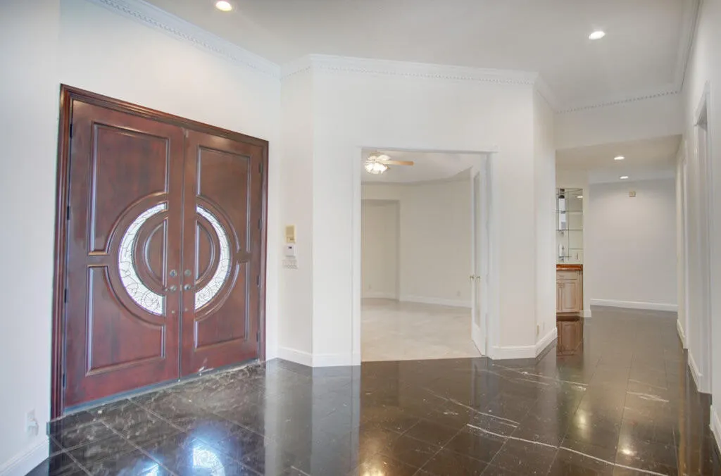 11-1front door inside