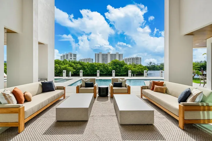 mls_LOGGIA_SEATING_STRAIGHT