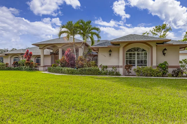 BEAUTIFUL HOME, DETACHED GARAGE