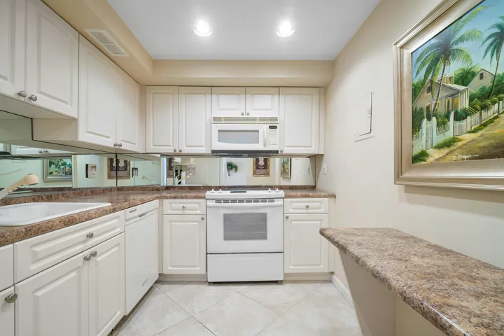 Kitchen w/ Eat-In Bar
