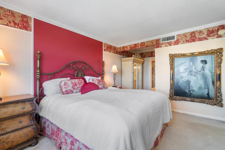 Large Primary Bedroom w/ Ensuite Bath