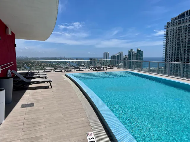 34. Rooftop pool 01