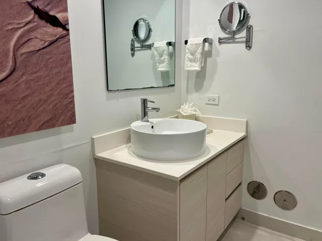 30. Bathroom B 02