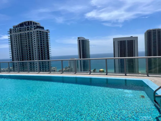 35. Rooftop pool 02