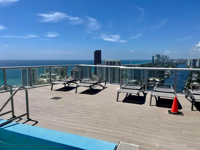 36. Rooftop pool 03