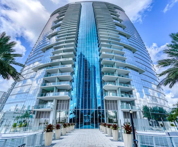 PARAMOUNT Miami Worldcenter in the heart of Downtown Miami.