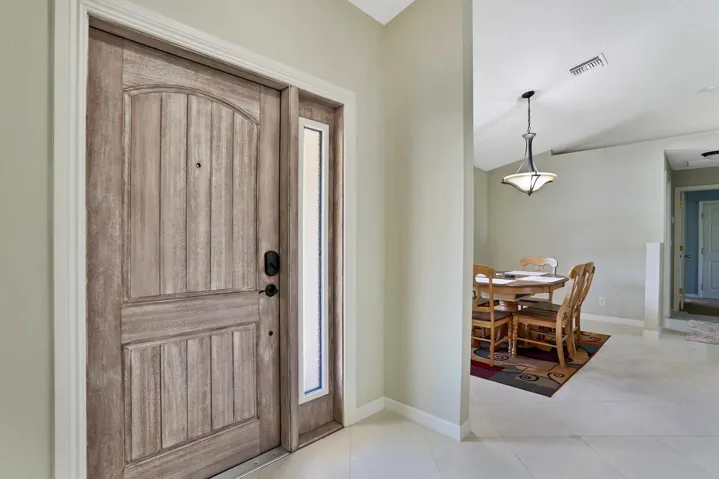 Interior Front​​‌​​​​‌​​‌‌​‌‌​​​‌‌​‌​‌​‌​​​‌​​ entrance