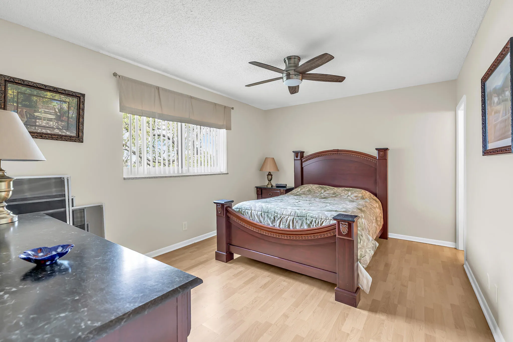 PRIMARY BEDROOM - Wood laminate floors