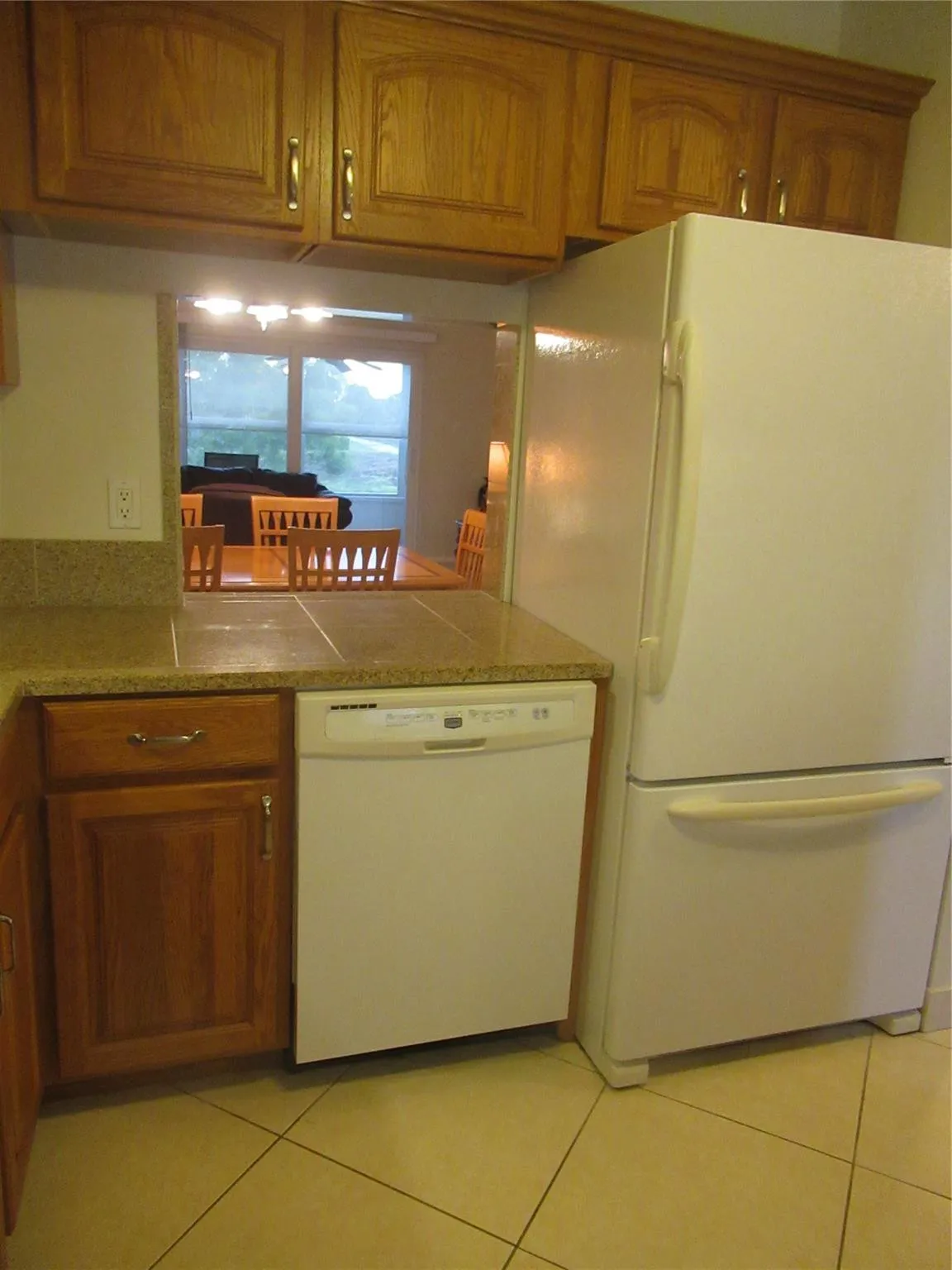 UPDATED KITCHEN - wood cabinets, Granite countertops