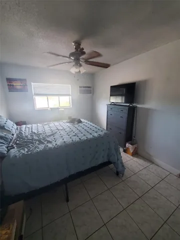 MASTERBEDROOM WITH WALKIN CLOSET