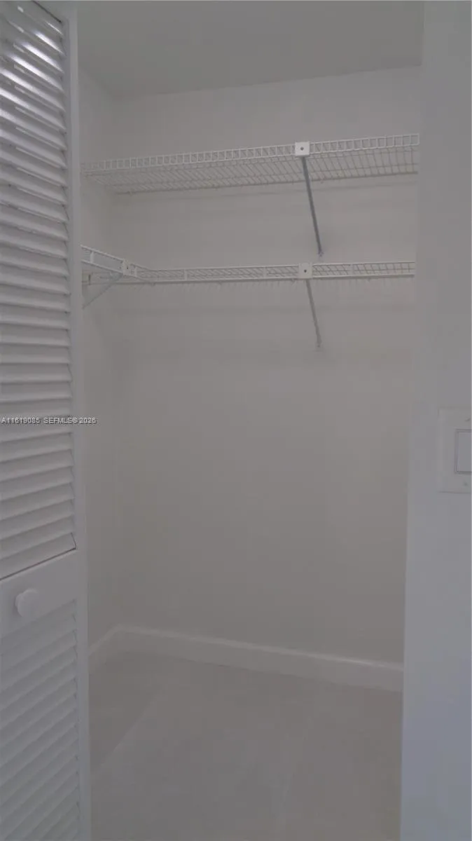 Bed 2 walkin closet