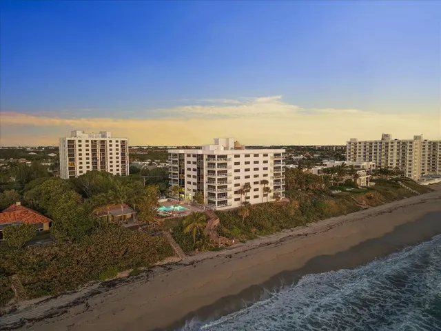 Aerial view of uncrowded coastline