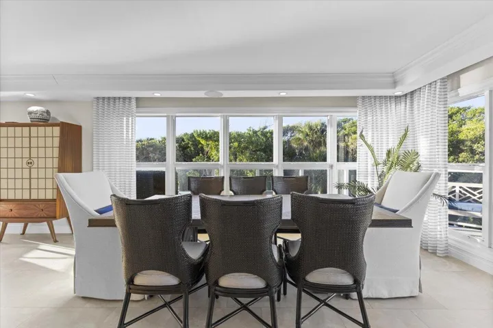 Upper level dining area (alternate view)