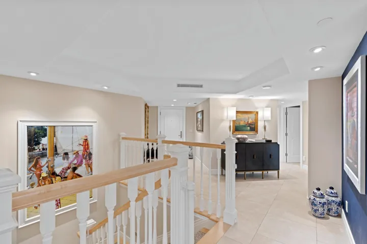 Upper level foyer