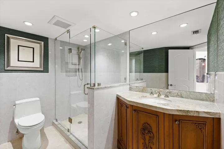 Upper level full bathroom