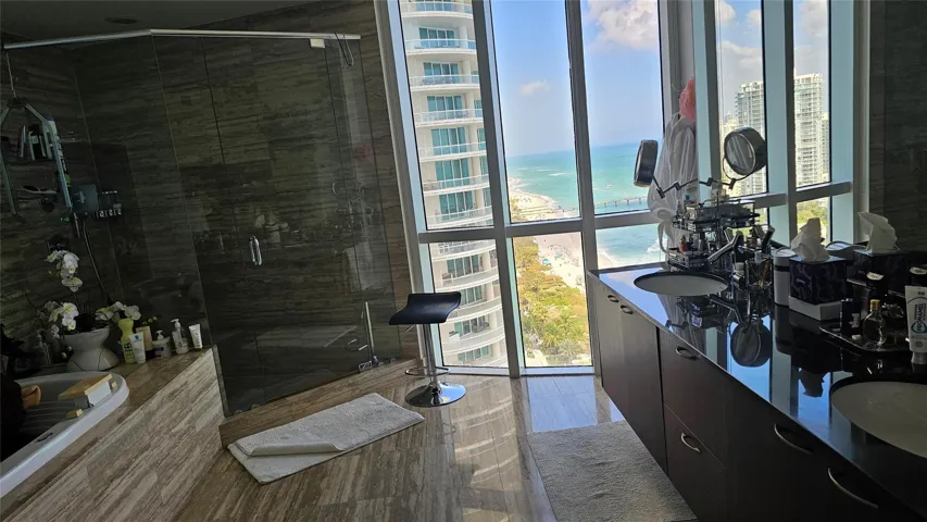 Main master bathroom