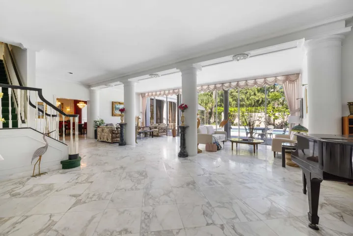 Famiy Room/Entry