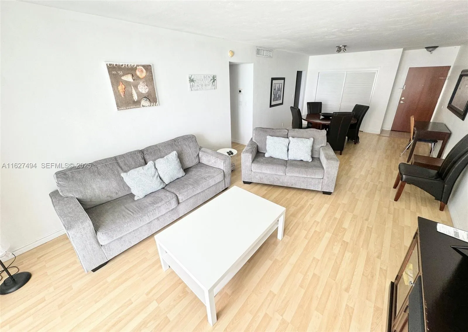 Relax and Enjoy the ocean & beach views on the balcony