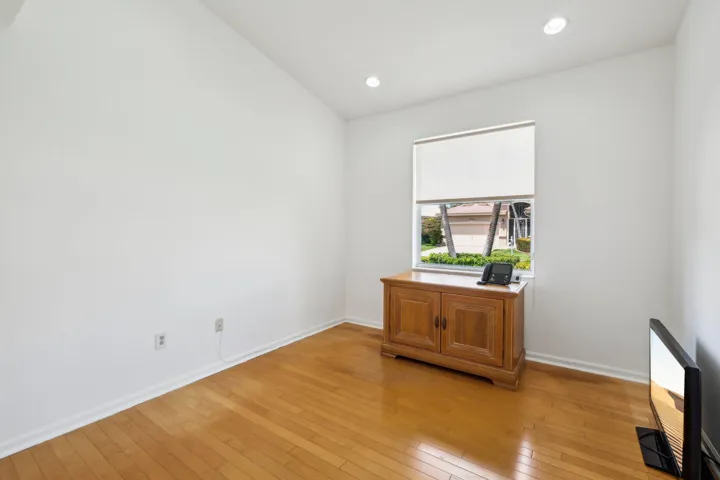 27-web-or-mls-Westchester Club Dr-030420