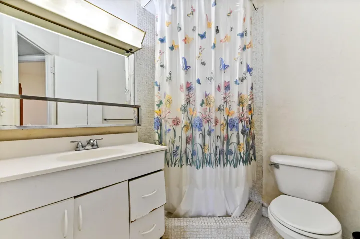14 bathroom 01