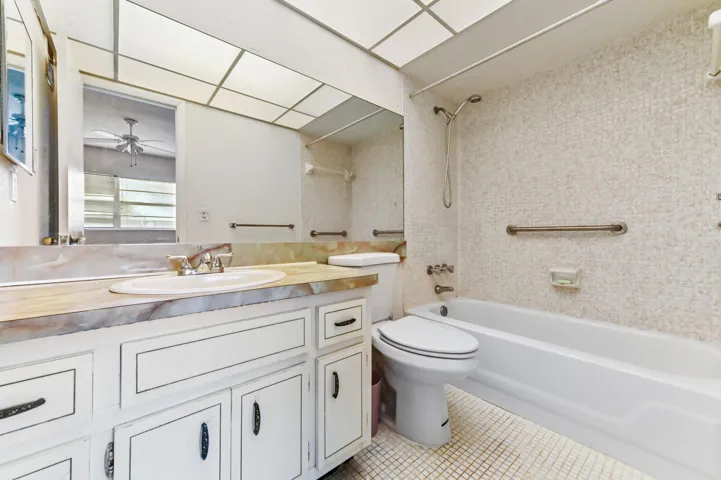 19 bathroom 01