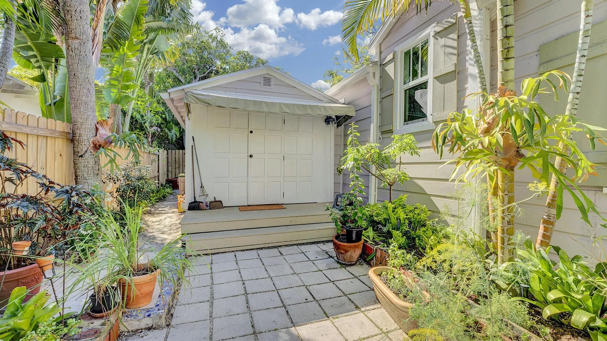Separate entrance, from 3rd bedroom from courtyard.