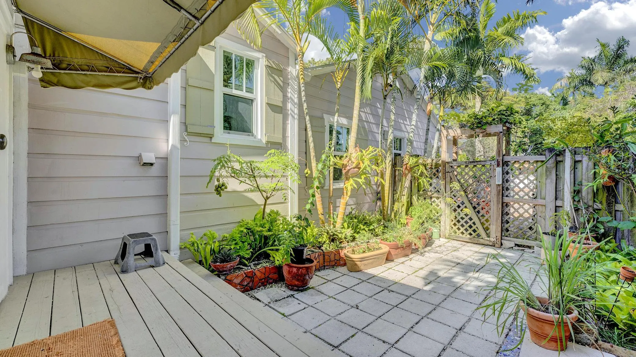 3rd bedroom courtyard and separate entrance to 3 rd bedroom