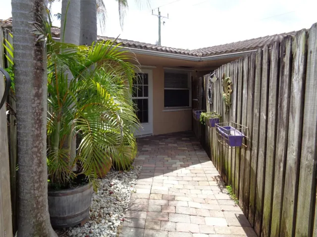 Front private patio entry