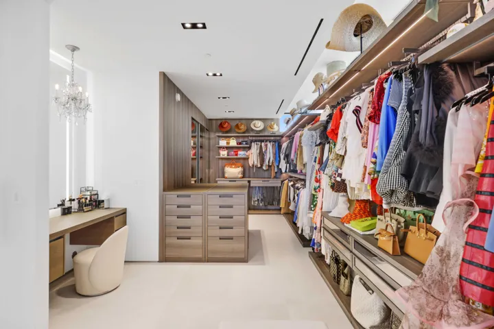 Oversized Dressing Room
