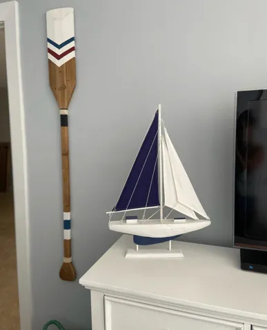 A fun, nautical theme
complete the beachy vibe in the second bedroom.