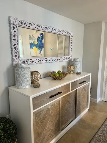 This 2/2 apt is turnkey. Just pack your suitcase and we’ll see you on the beach