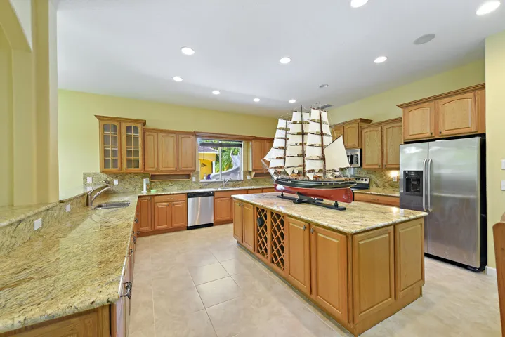 8053 S Indian River Dr Fort-large-044