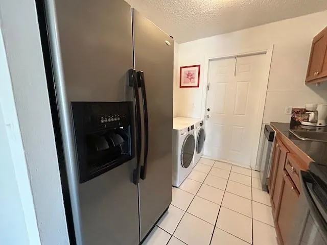 Stainless Large Fridge water and ice in door