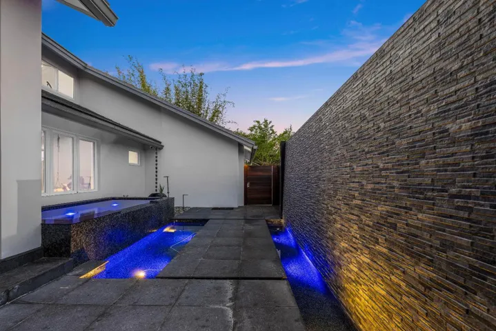 Entrance/privacy wall