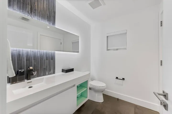 Powder room 2