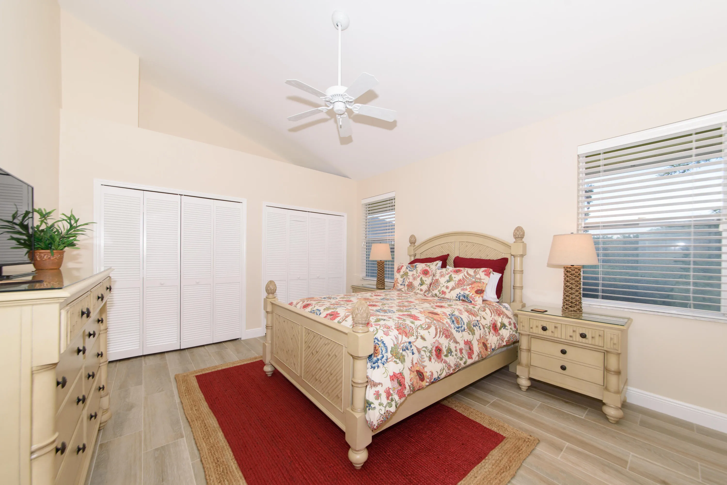 Guest room with queen bed