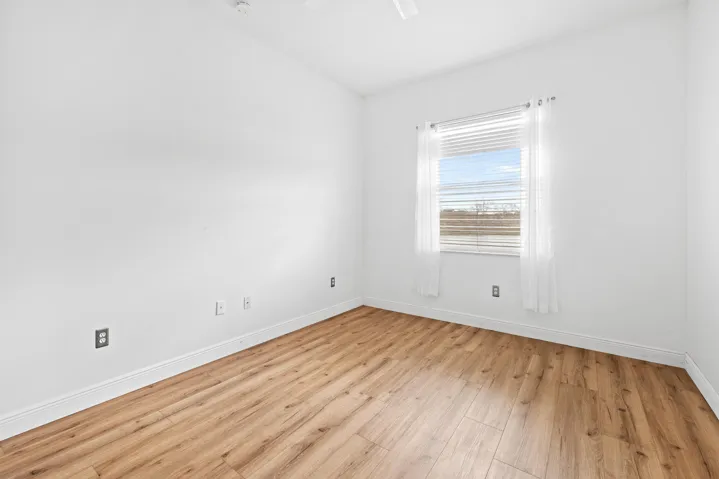 525 R B1-8557